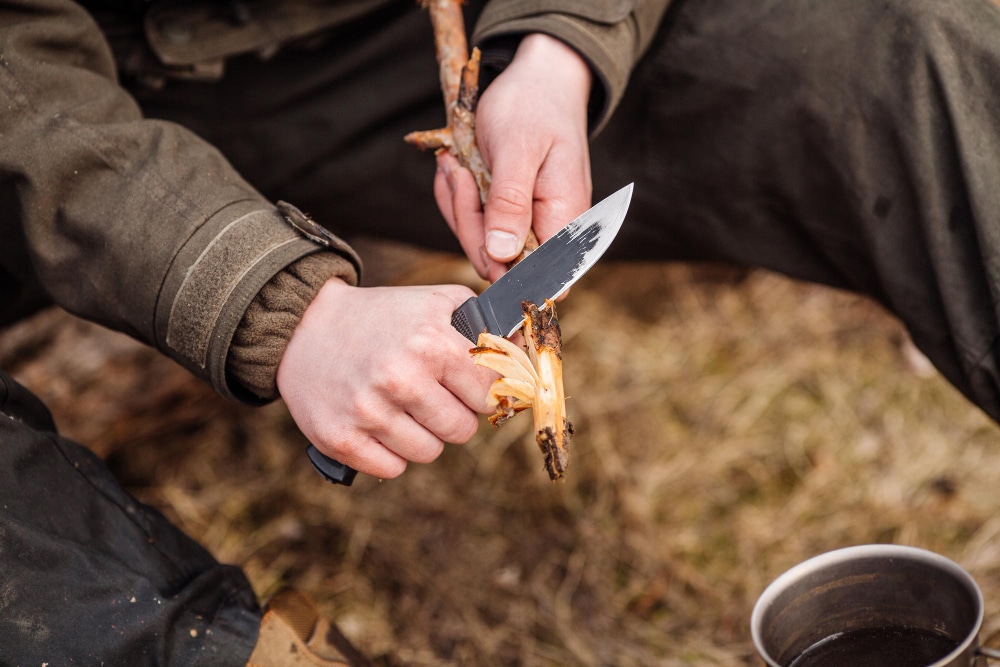 Правильное использование ножа и других инструментов в походе